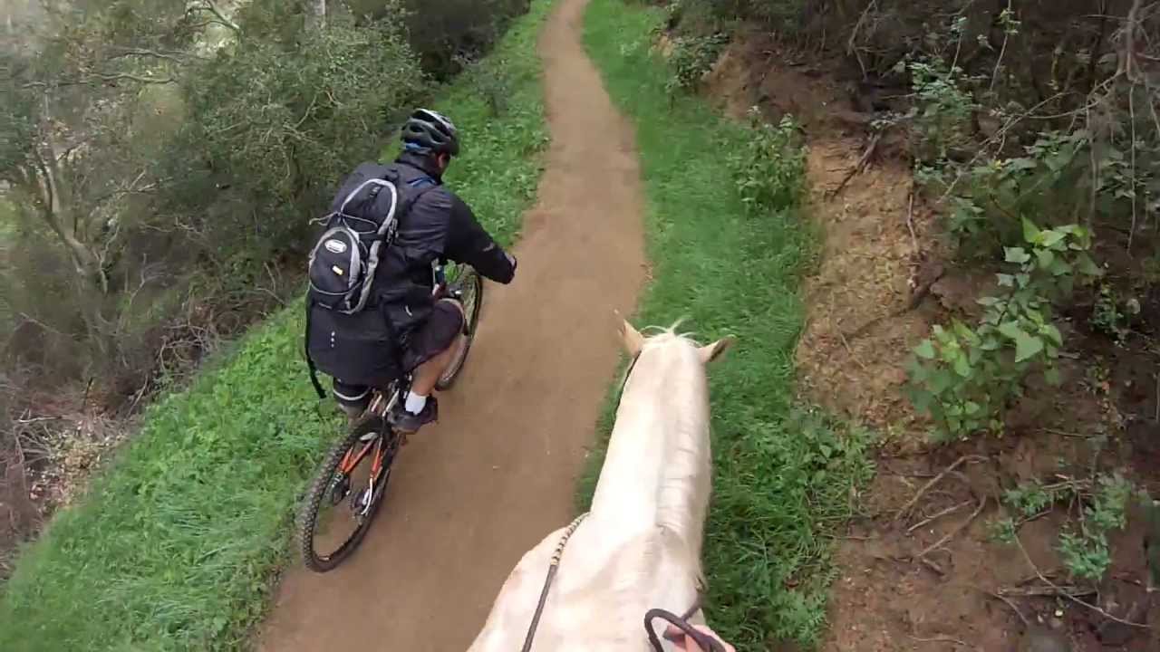 Horse races mountain biker - Go Pro