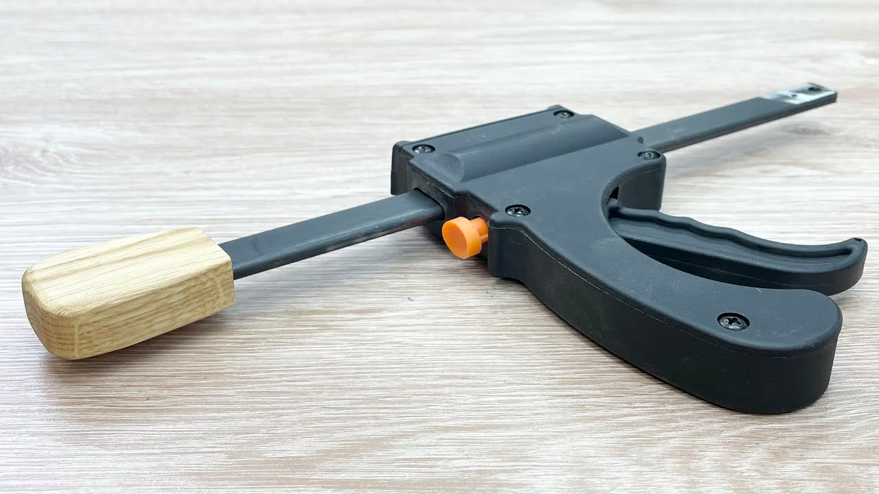 I didn't believe it myself! A cool device made of an old clamp and wood!