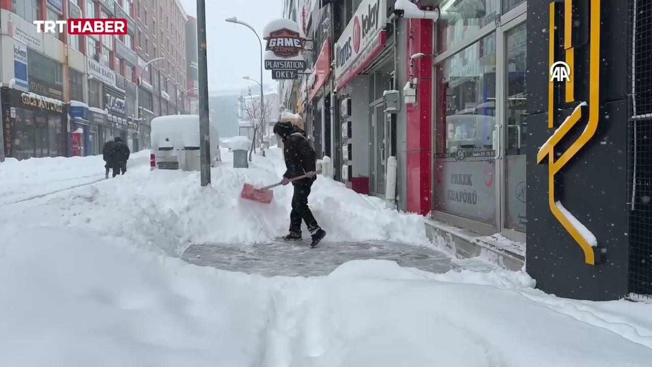 Erzurum'da araçlar kar altında kayboldu