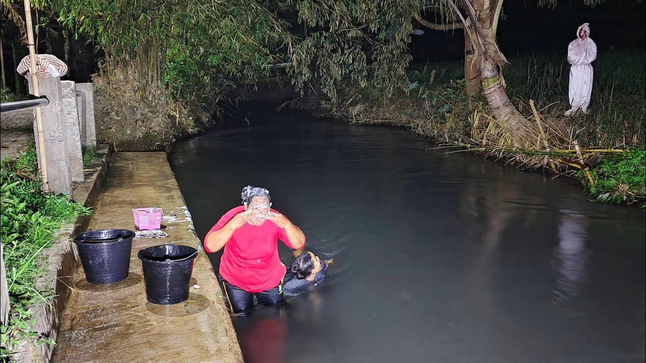 Prank Pocong Di Sungai Angker || Prank Hantu Paling Lucu Di Indonesia 