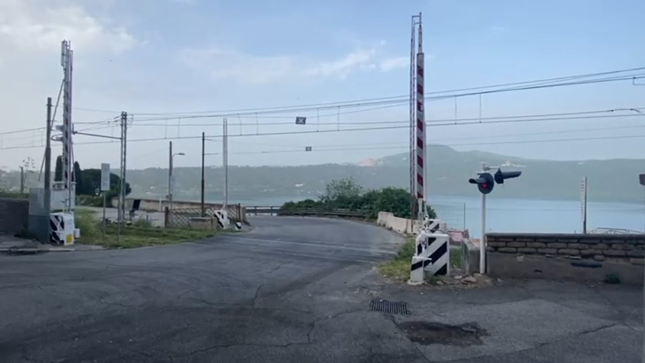 Passaggio a livello di Via Antonio Gramsci accanto alla stazione di Castel Gandolfo (TM2000)