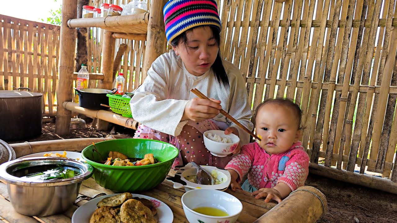 How a 23-year-old single mother maintains life - Taking care of the vegetable garden