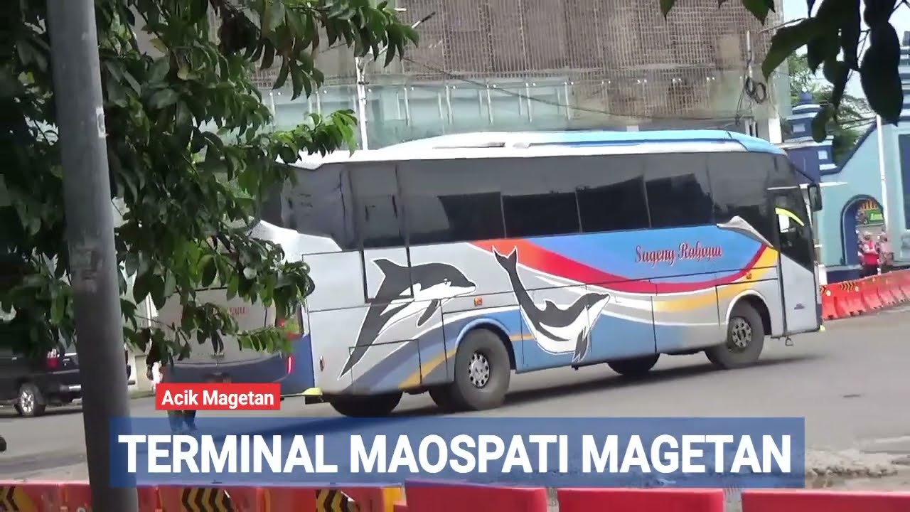 PARKIR Bus Sugeng Rahayu Terminal Maospati Magetan