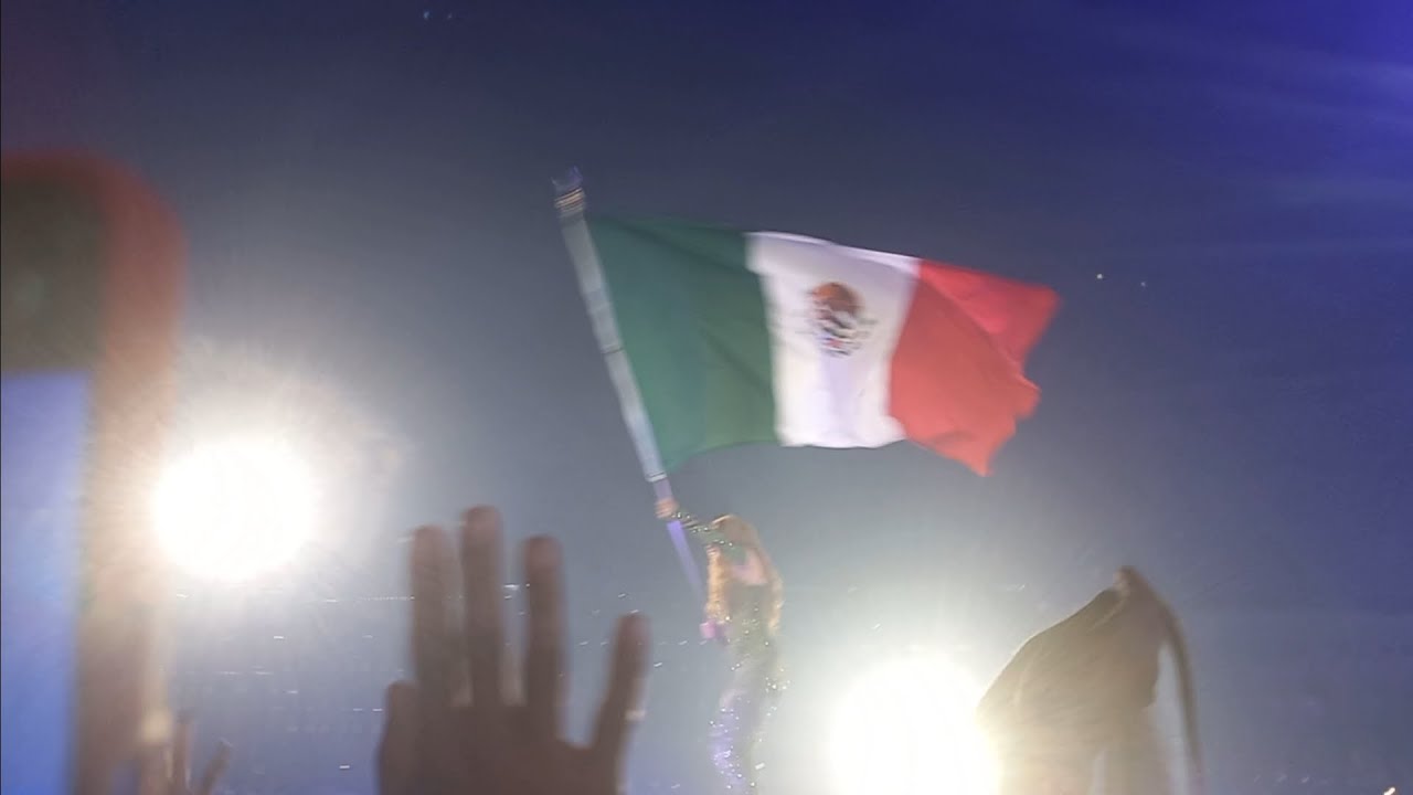 @Shakira Las Mujeres Ya No Lloran World Tour | Zócalo de la Ciudad de México 🇲🇽 ❤️ 🐺 @corona 👑 2/2