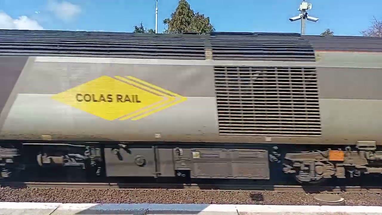 Colas Rail 43321+43321 passing through Kingsknowe with the Utu on 1Q18 from Derby Rtc to Slateford 