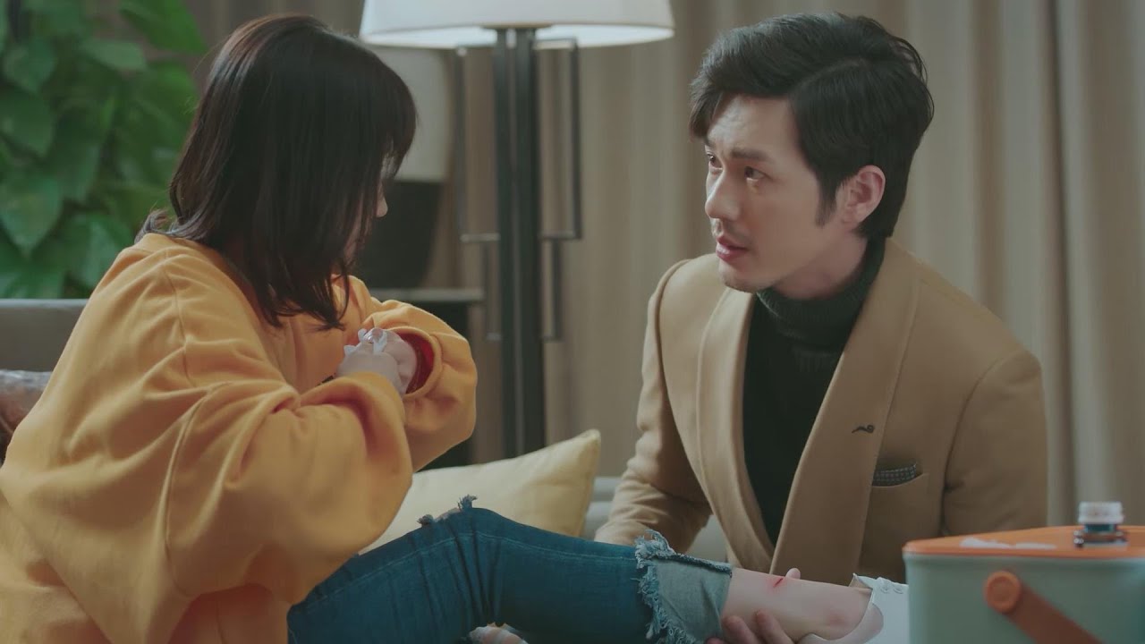 灰姑娘意外受伤，霸总满眼心疼为她上药，灰姑娘沦陷在他的温柔里！🌿【蓬莱间 #FairylandLovers】