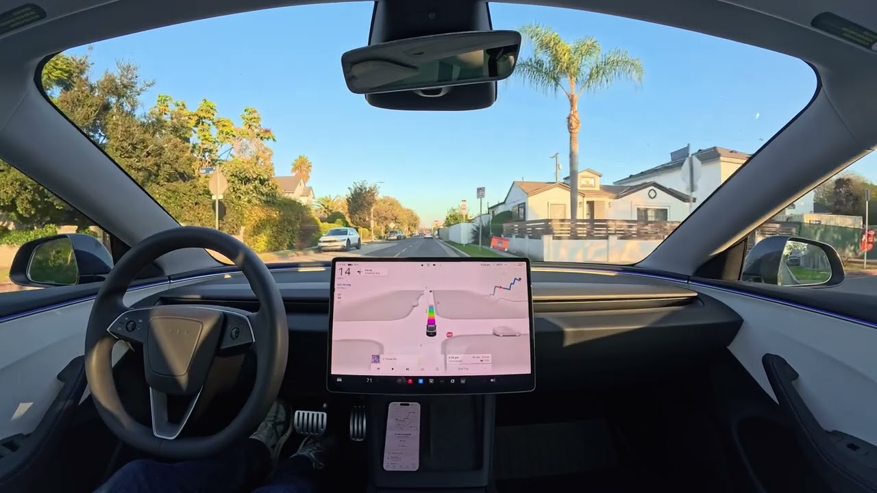 Гонка беспилотников: Tesla FSD 14 в «Безумном Максе» против Waymo