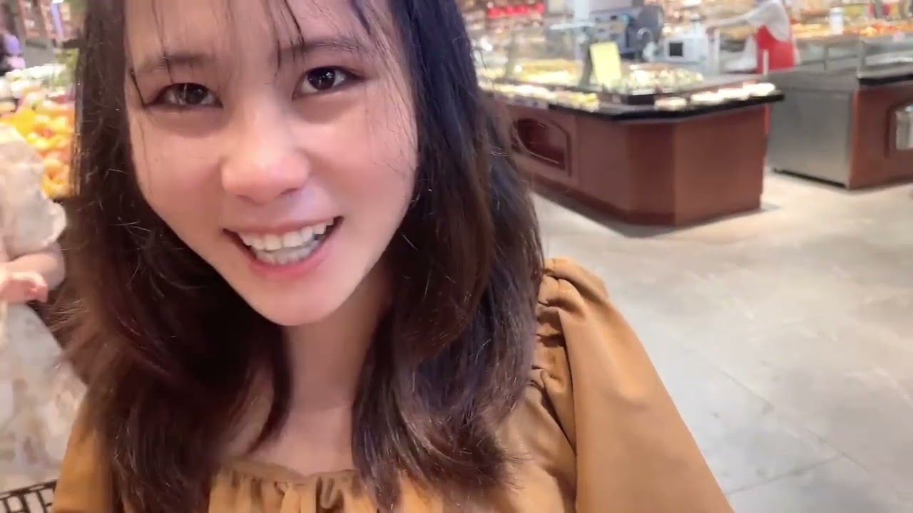 老挝媳妇希希还不知道刷脸支付，故意不告诉她拿东西就走，老挝媳妇希希的反应笑不活了#老挝媳妇 #日常volg #记录真实生活 #千万生活dou来拍 #逛商场