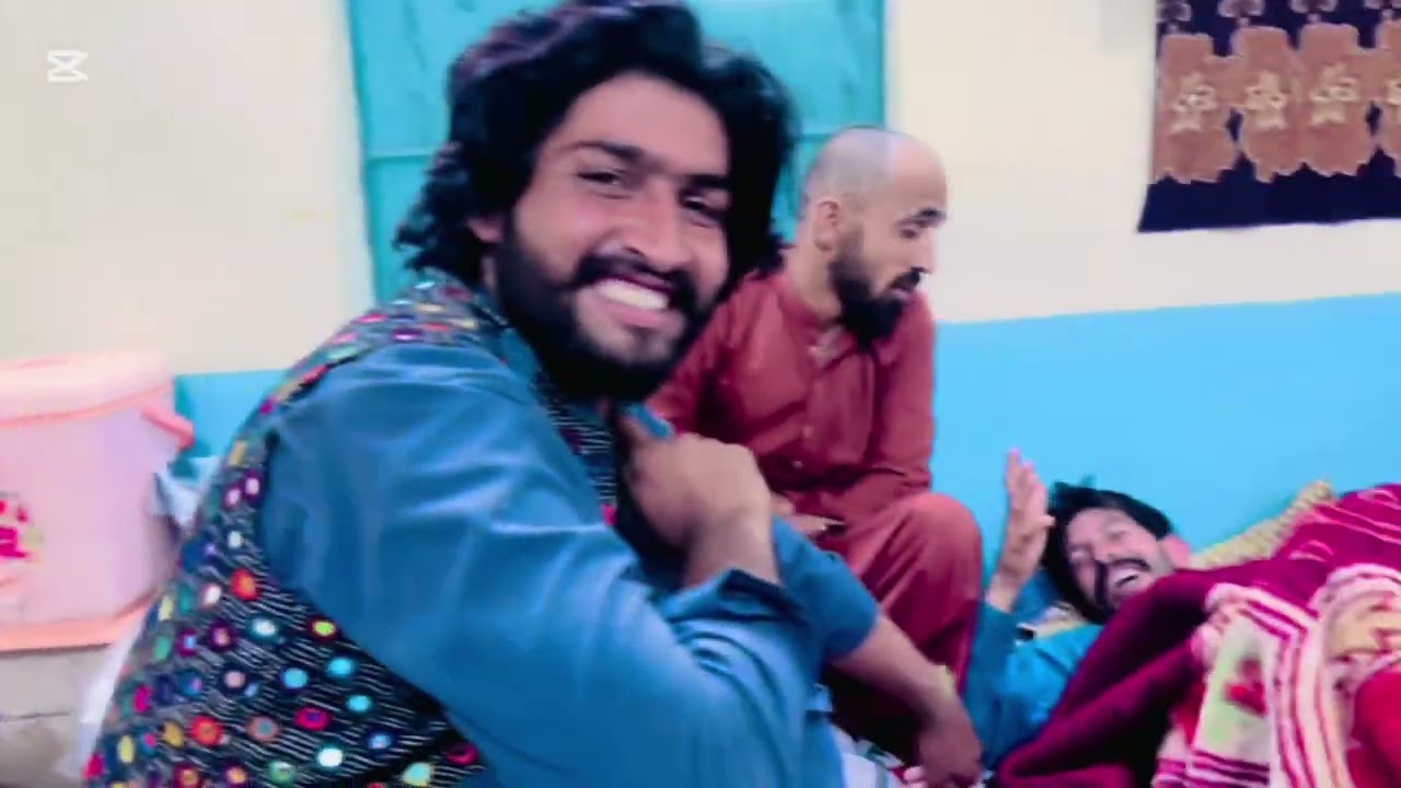 Sui Majnu bhai ko umrah ki Mubarak deny doston k sath 
