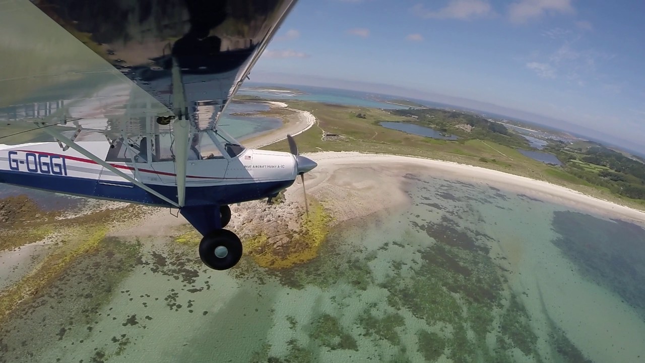 Tresco Northern approach to Runway 25 in a Husky