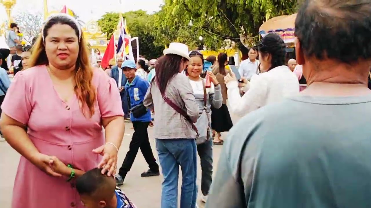 วันที่ 2 มาเที่ยวนครพนมทำบุญตักบาตร
