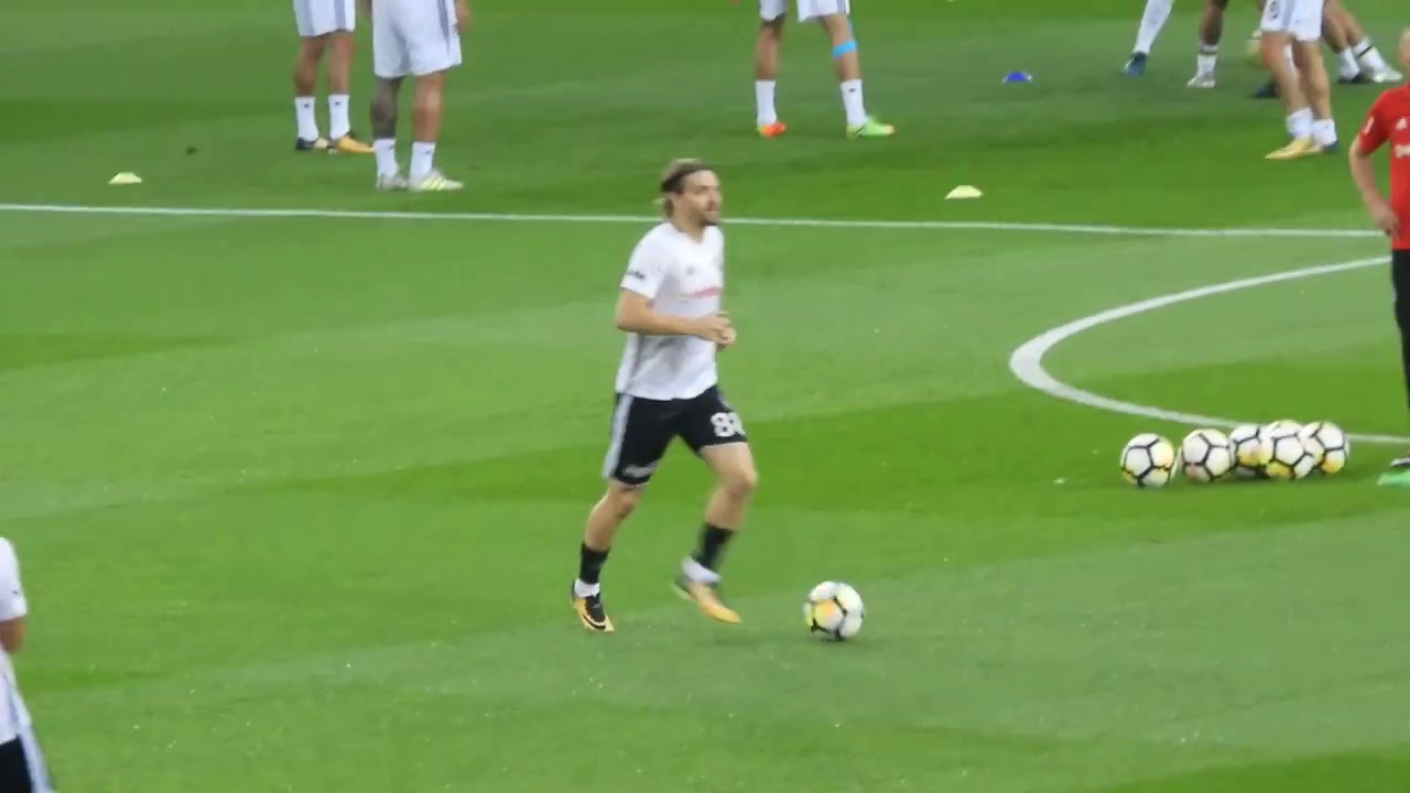 Caner Erkin Kadık&ouml;y'de ısınmaya &ccedil;ıkıyor (Y&uuml;z&uuml;ne Zoom İ&ccedil;erir)