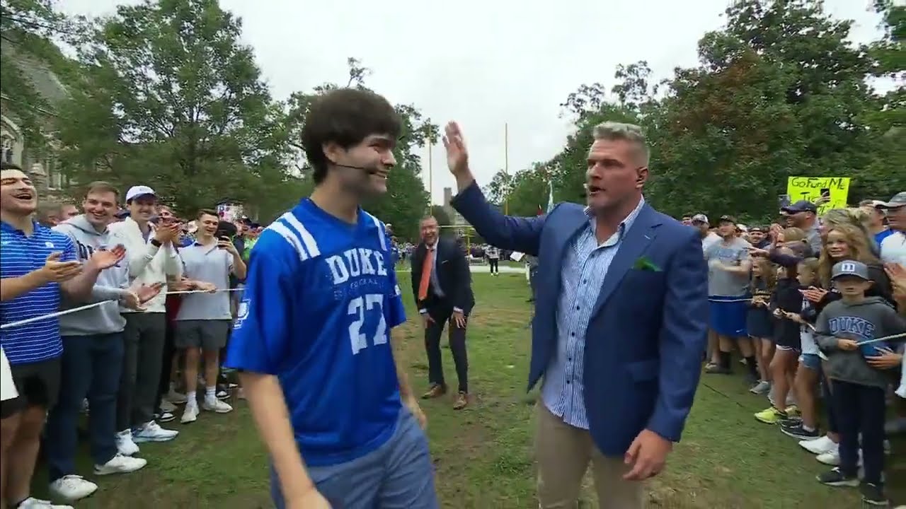 Пэт Макафи поставил миллион долларов на филд-голы этого фаната 🤣 | College GameDay