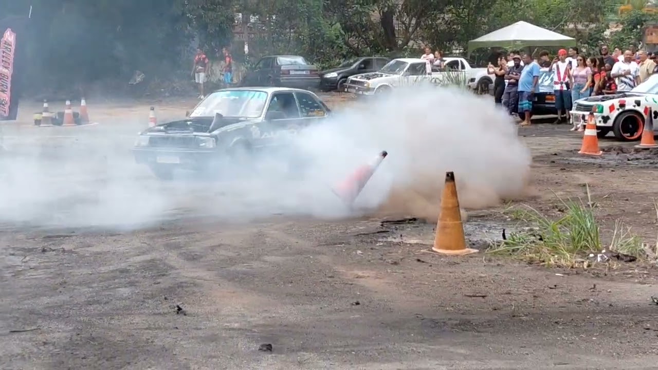 Pura Sinfonia! Chevette com motor de Vectra limitando tudo nas manobras