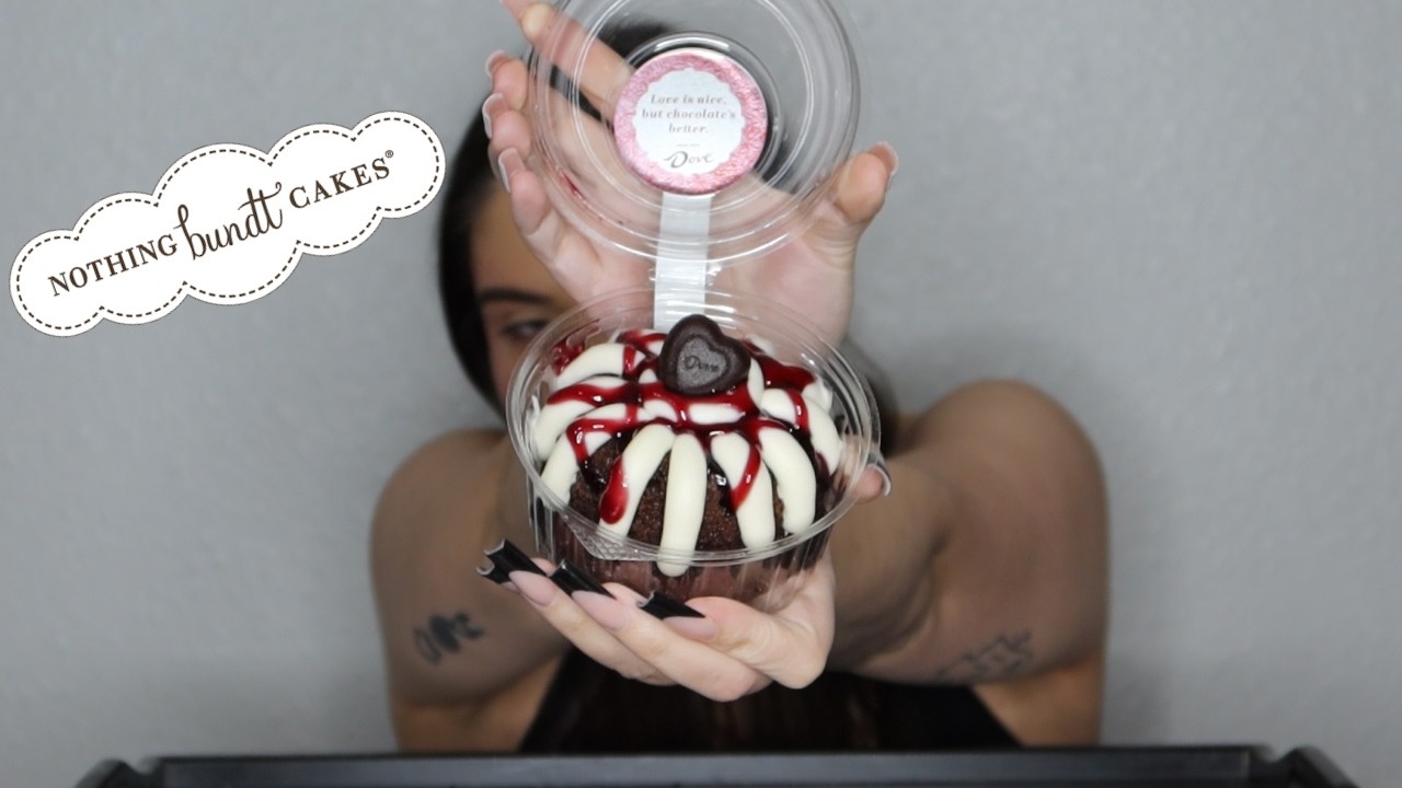 Шоколадно-малиновое сердечко от Nothing Bundt Cakes, изготовлено с учетом вкусовых предпочтений D...