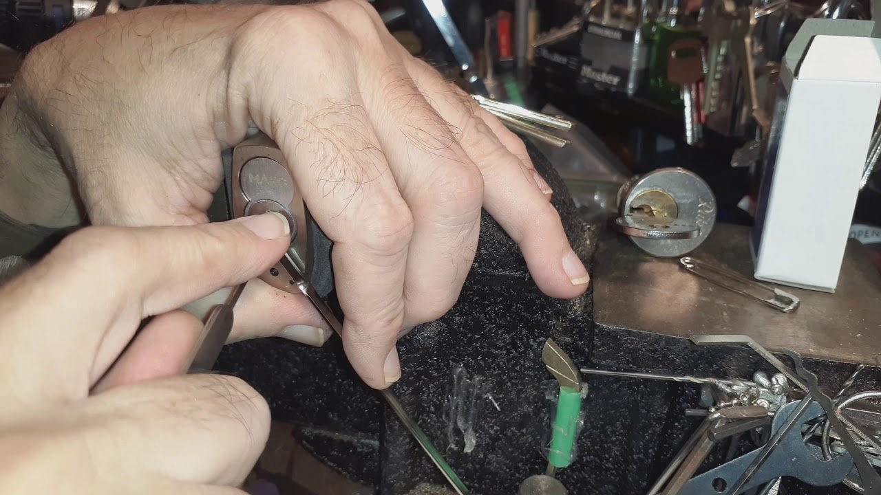 (860) Picking on a Mako SFIC Padlock