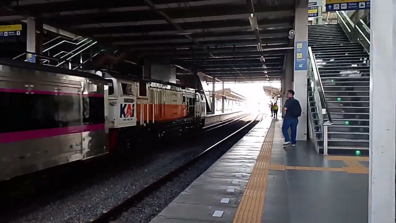 CC 206 13 57 PWT KA 13 ARGO LAWU MELINTAS DI JALUR 4 STASIUN JATINEGARA (16/2/26)