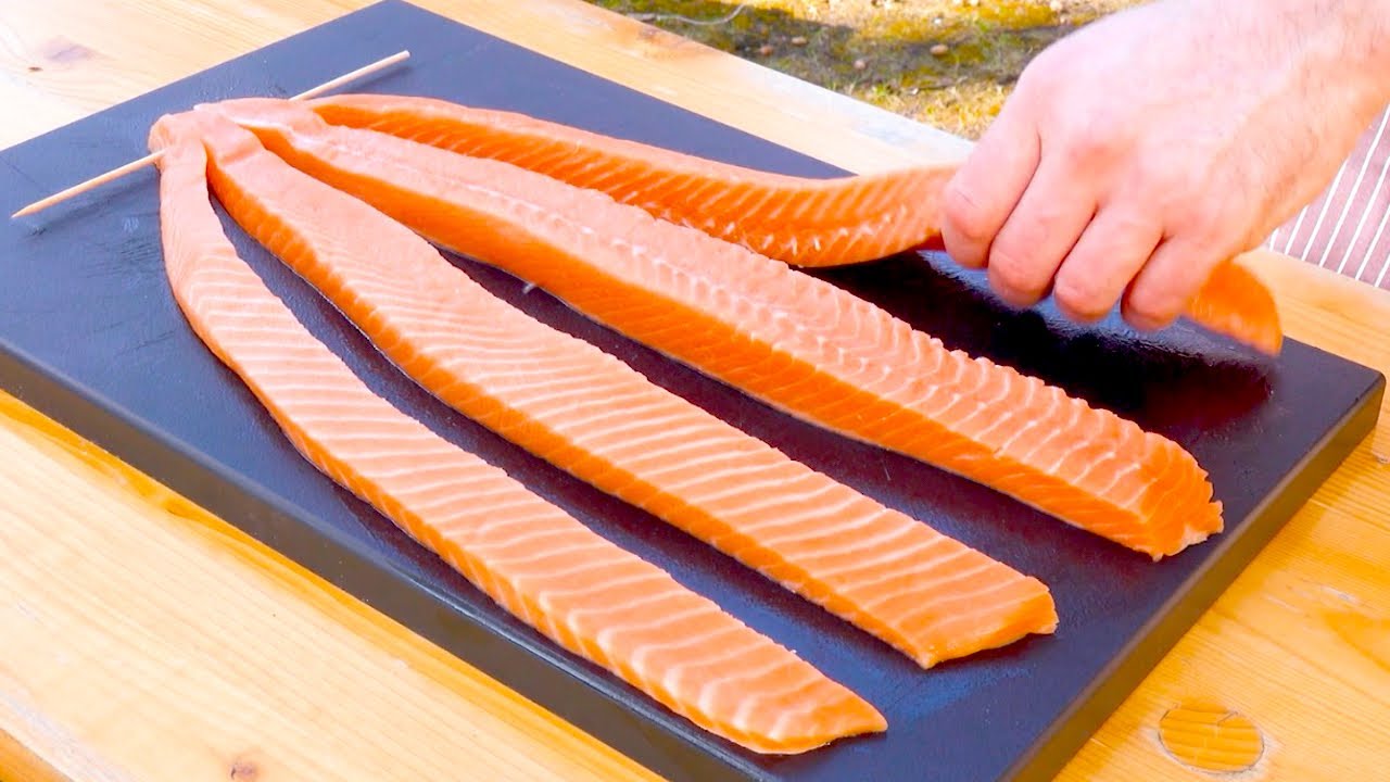 Schneide Lachs in 4 Stränge, nach dem Grillen ist er nicht wiederzuerkennen