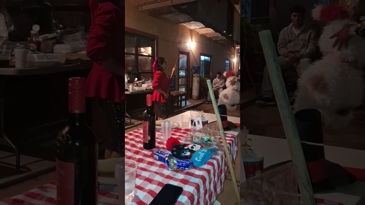 El sobrino muy emocionado dándole a la piñata 