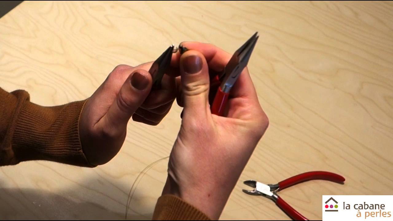 Comment fixer un fermoir et des perles sur un fil câble ?́
