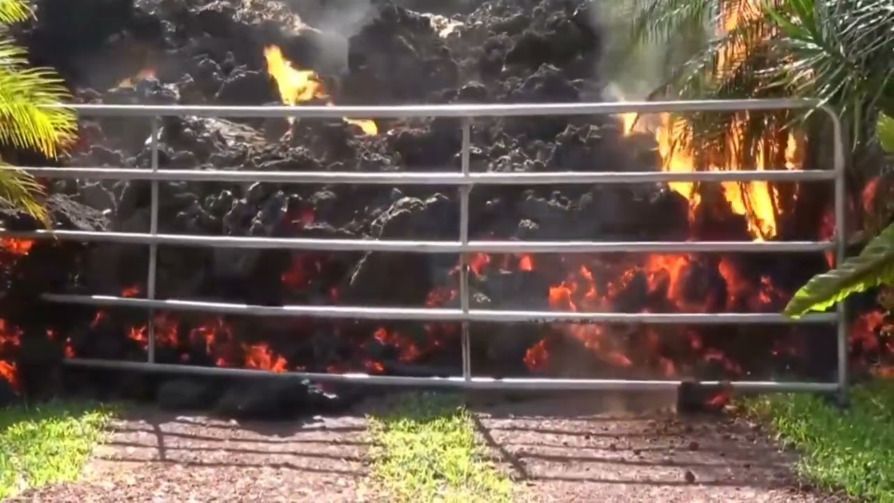 Kīlauea volcano spewing lava and destroying houses in Hawaii - May 2018