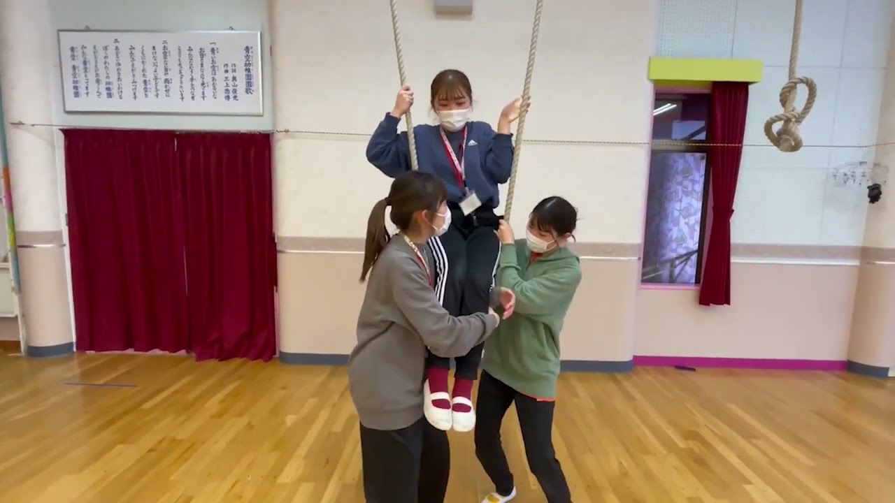 幼稚園の先生が、「登り綱の技」を披露してくれました