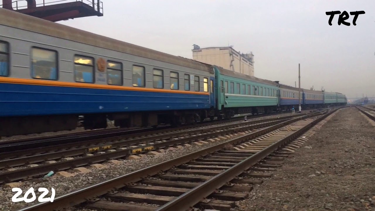 Пассажирский поезд №379 Алматы-Уральск .Станция Туркестан\Station Turkestan, Kazakhstan.КТЖ . ТЭ33А.