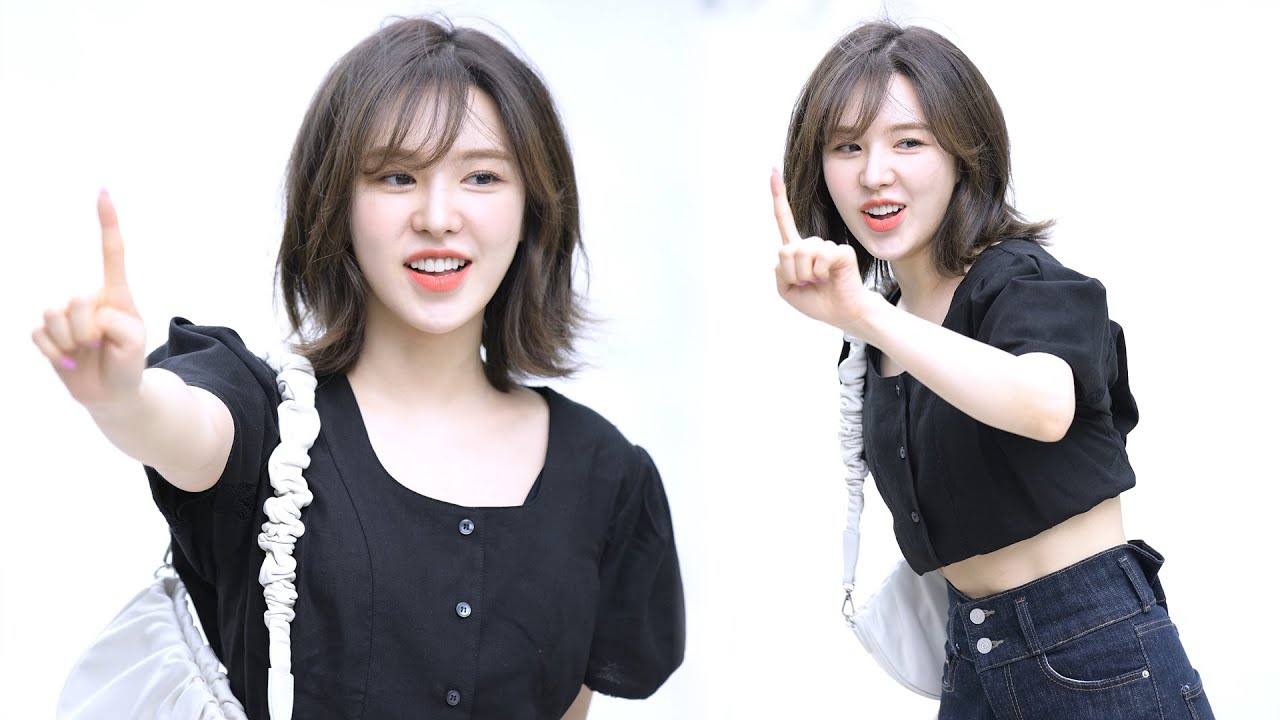 [8K] DJ 1주년 축하🥳 팬들에게 떡 선물하는 레드벨벳 웬디 직캠 @ 영스트리트 출근길 | 220712 | by -wA-