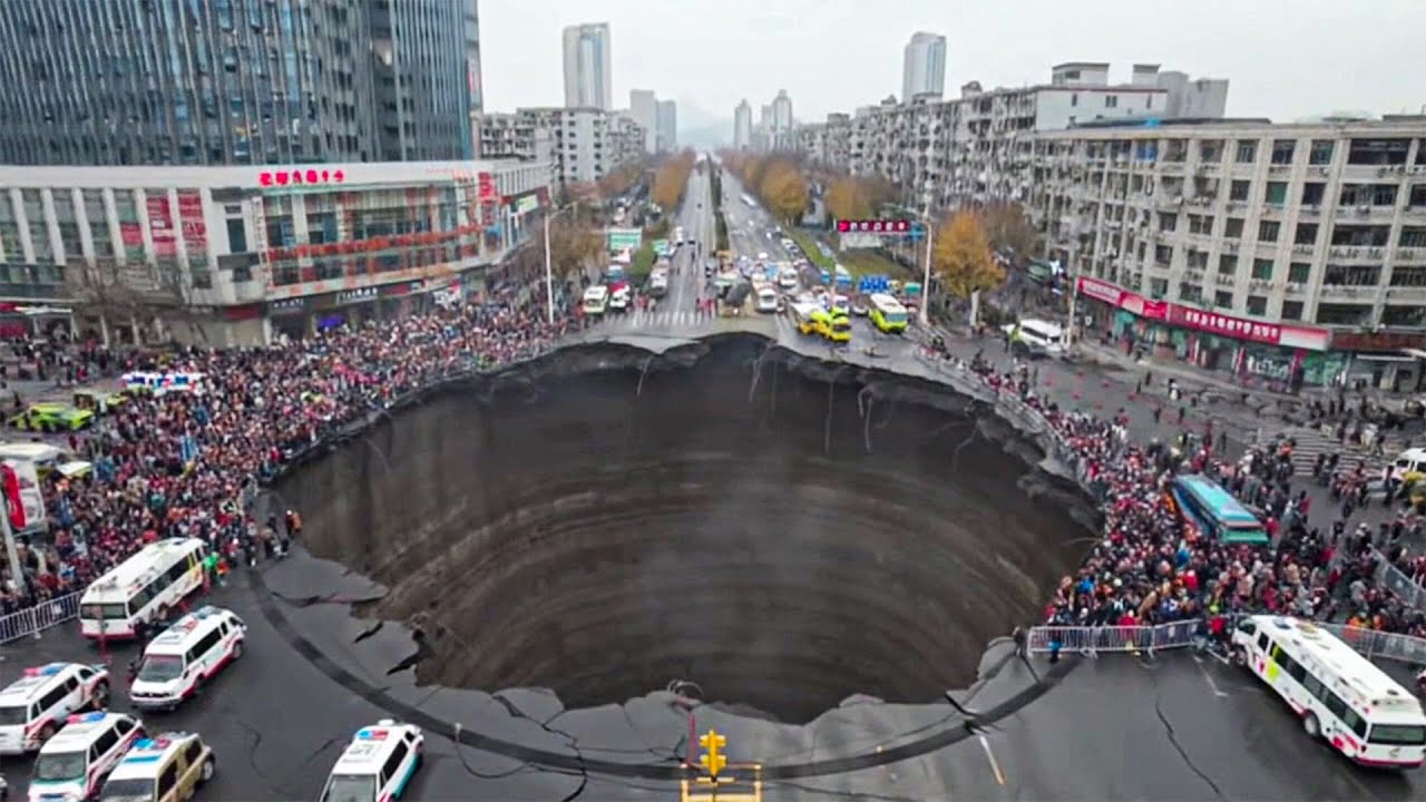 Инженеры только что осушили гигантскую провальную воронку в Китае. То, что они обнаружили на дне,...