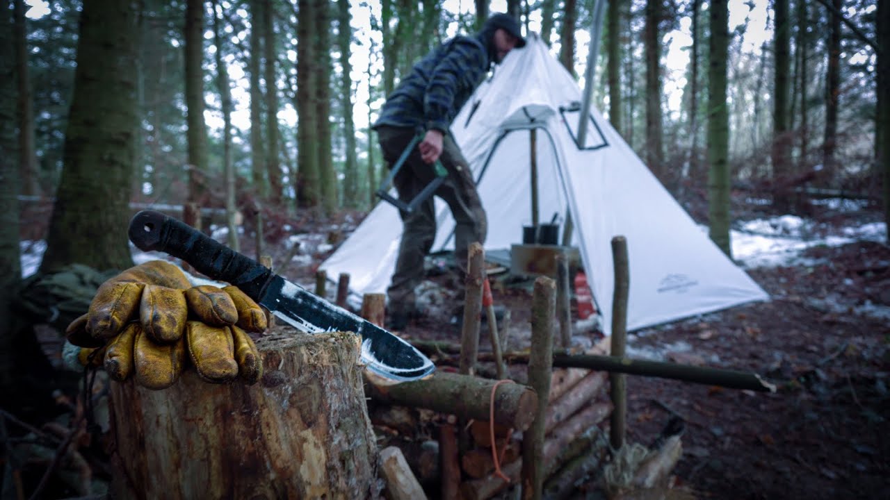 Bivouac montagne hivernal sous tipi, poele a bois. Version longue
