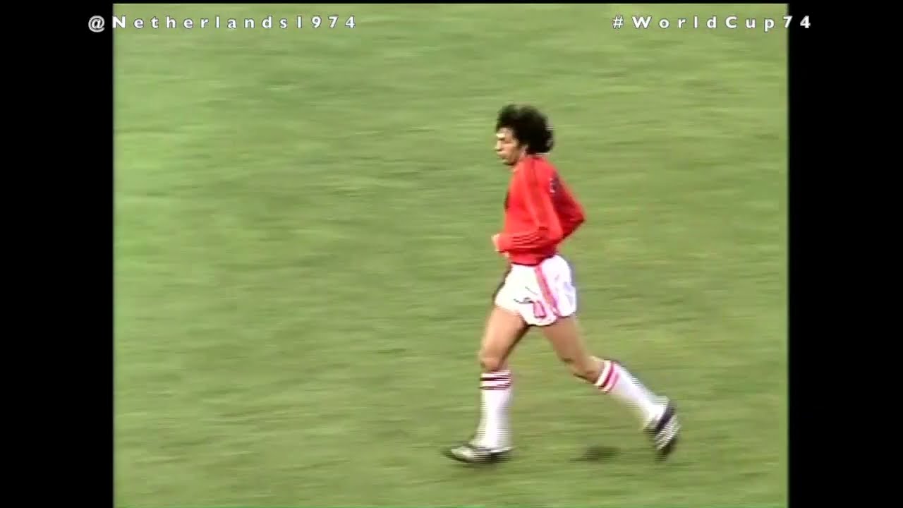 Netherlands Wim Suurbier outsprints Argentina Rub&eacute;n Ayala #WorldCup74