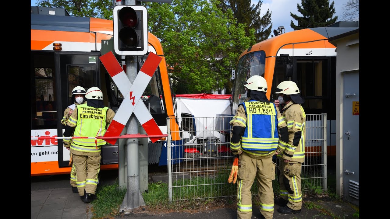 64-jähriger Mann an Bahnübergang von Straßenbahn erfasst
