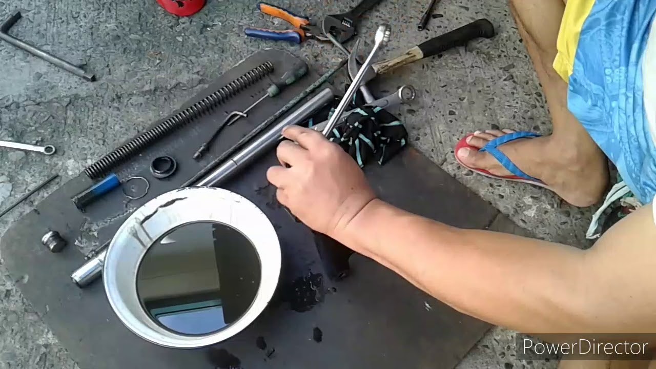 Basic tutorial.. how to change front fork oil seal..
