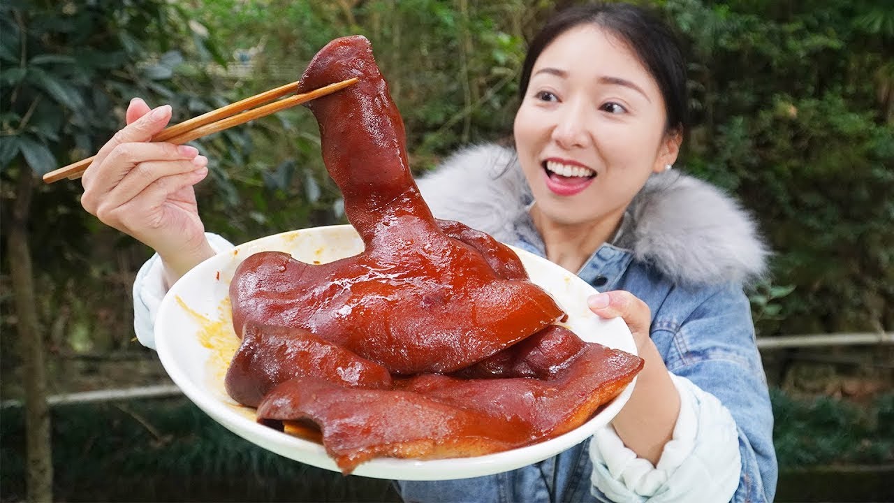 小雨請侄兒吃豬頭肉，又耙又糯，蘸上紅紅的辣椒油，配著蘿蔔乾吃，太爽了【市民朱小雨】