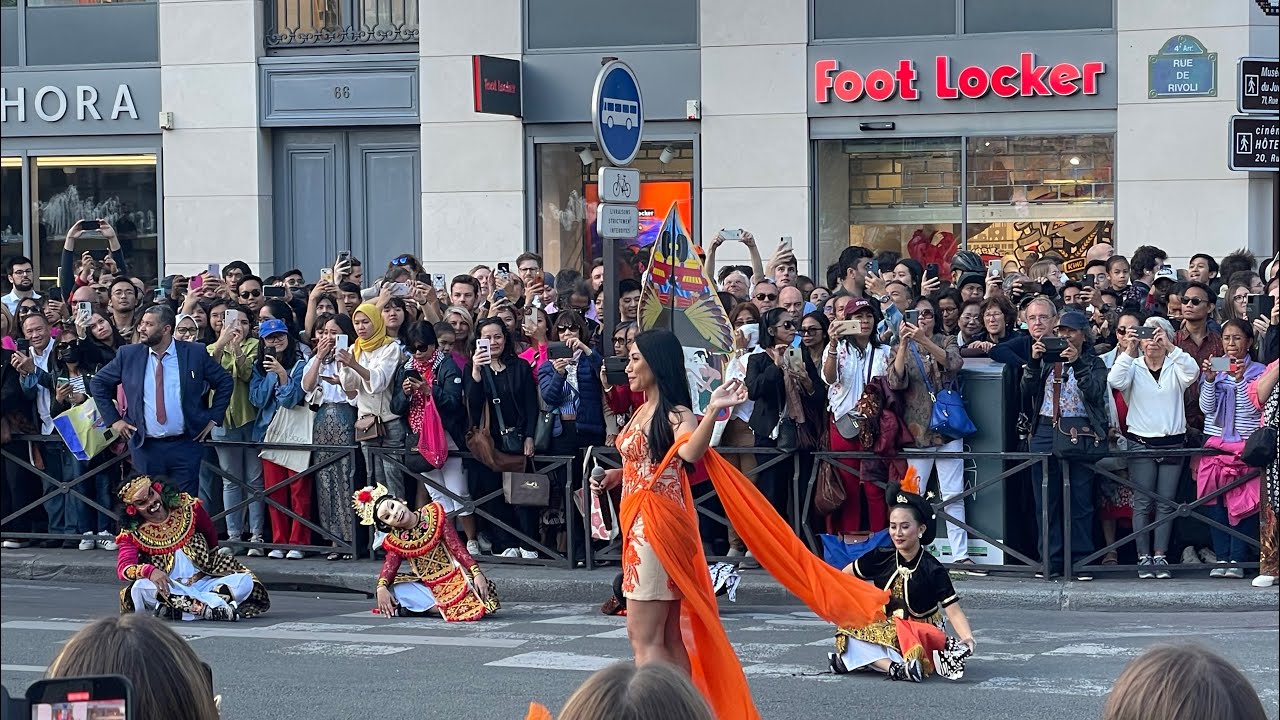 Anggun "nyinden" di jalanan di kota Paris - De Java a Bali di Le BHV Marais