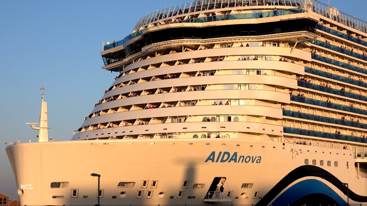 AIDAnova / Auslaufen bei Traumwetter / Hamburg 08.03.2025
