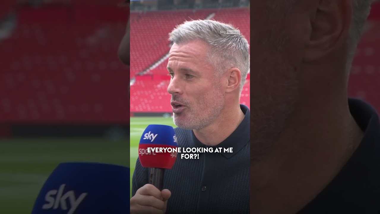 "Why is everyone looking at me for?!" 👀 Carra funny moment on Super Sunday!