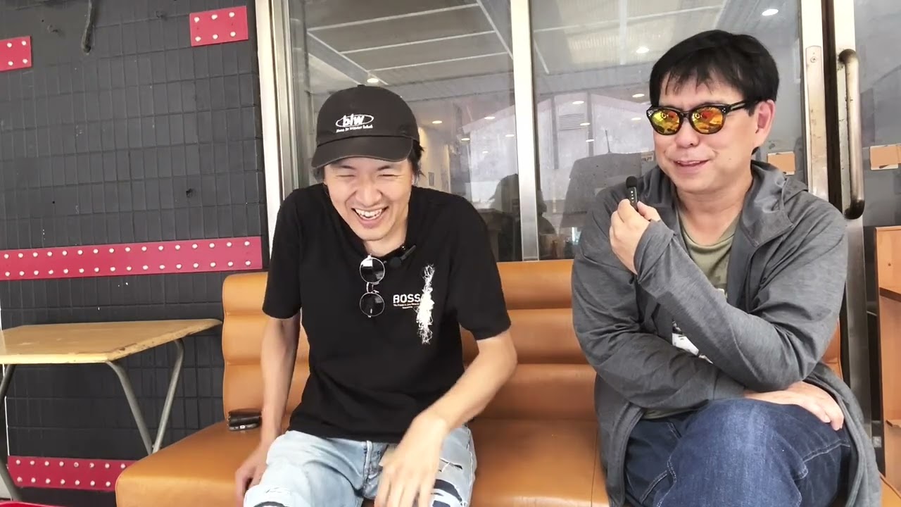 ライブの翌朝、西成の宿で、ドラマー岡山健二とまったり音楽話し。