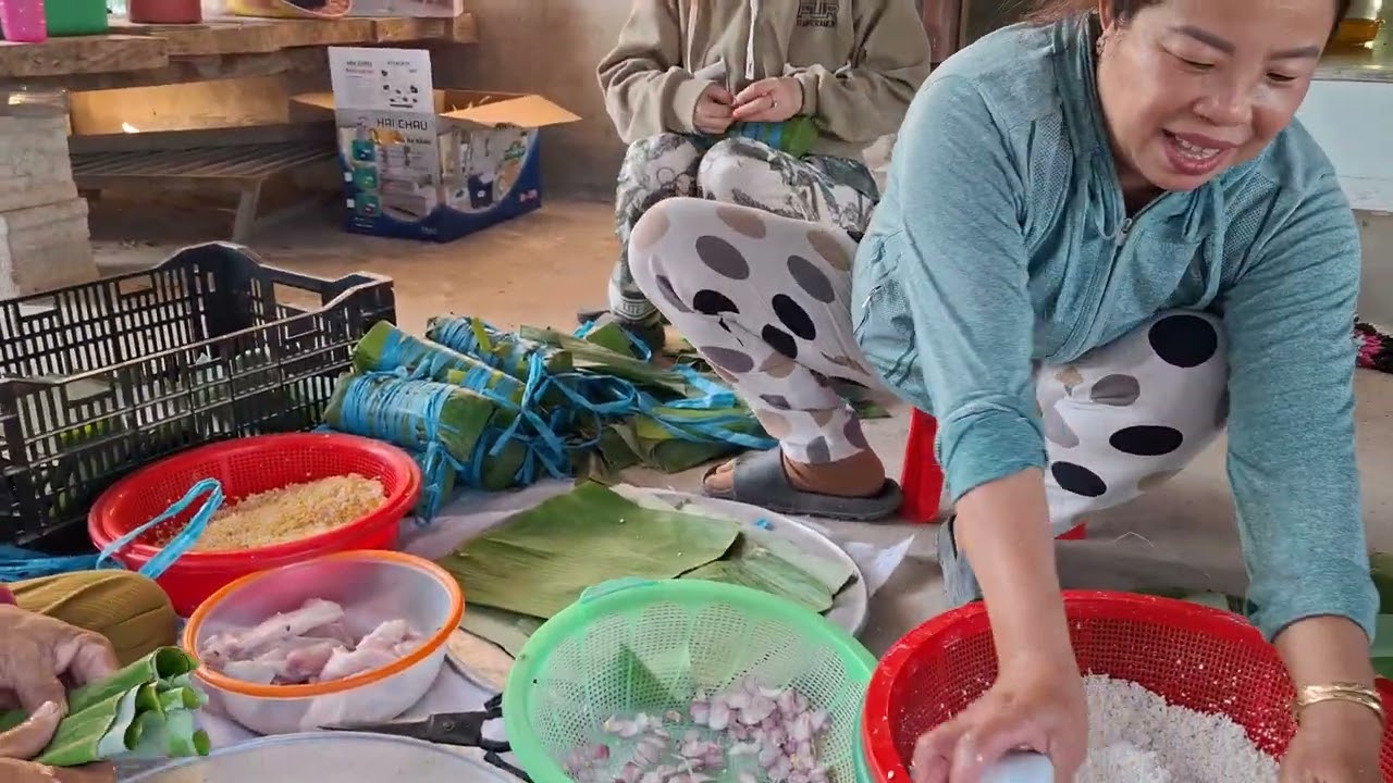 Gói bánh Tét, bánh Chưng, làm Cây Nêu chuẩn bị đón Tết truyền thống của dân tộc.