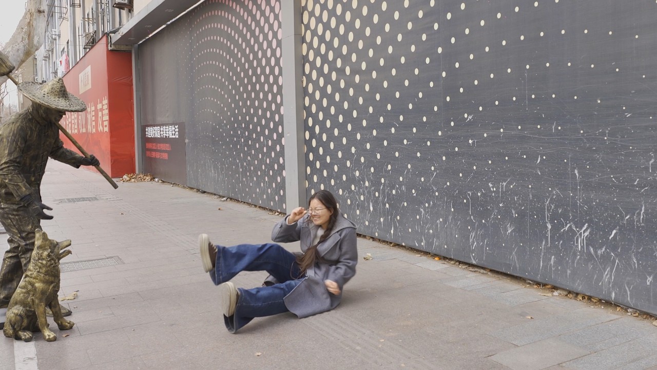 What would happen if you dressed up as a sculpture selling candied hawthorns to play a prank?