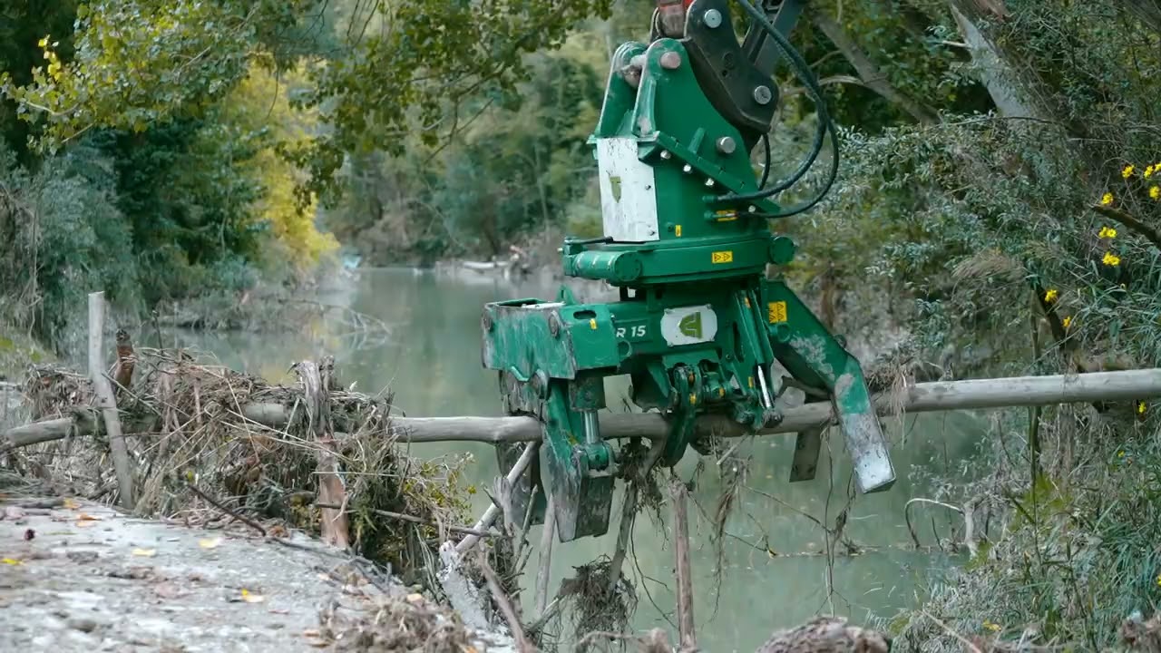 Pinza abbattitrice Trevi Benne WR 15 per la sistemazione di argini e taglio tronchi e arbusti.