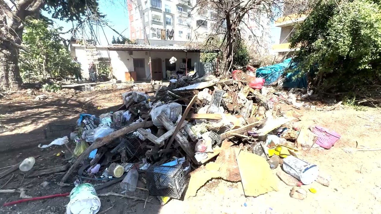 Mezitli’de çöp ev operasyonu