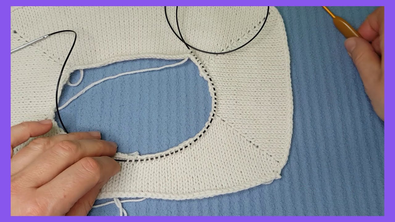 Come riprendere le maglie dello scollo: con i ferri e facendo la treccina con l'uncinetto.