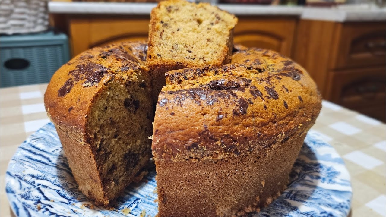 Ciambellone semplice, soffice e con quel tocco di cioccolato fondente che non guasta mai 😉👍 