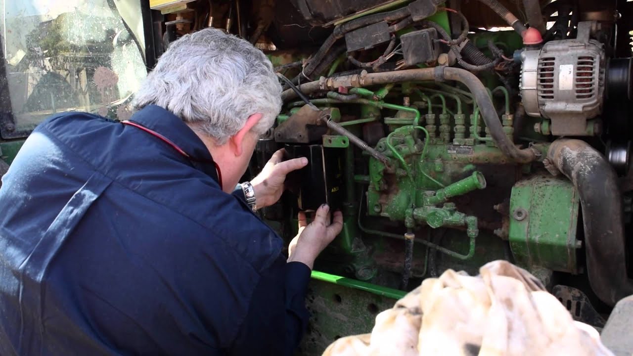 John Deere 7710. Manutenzione trattore