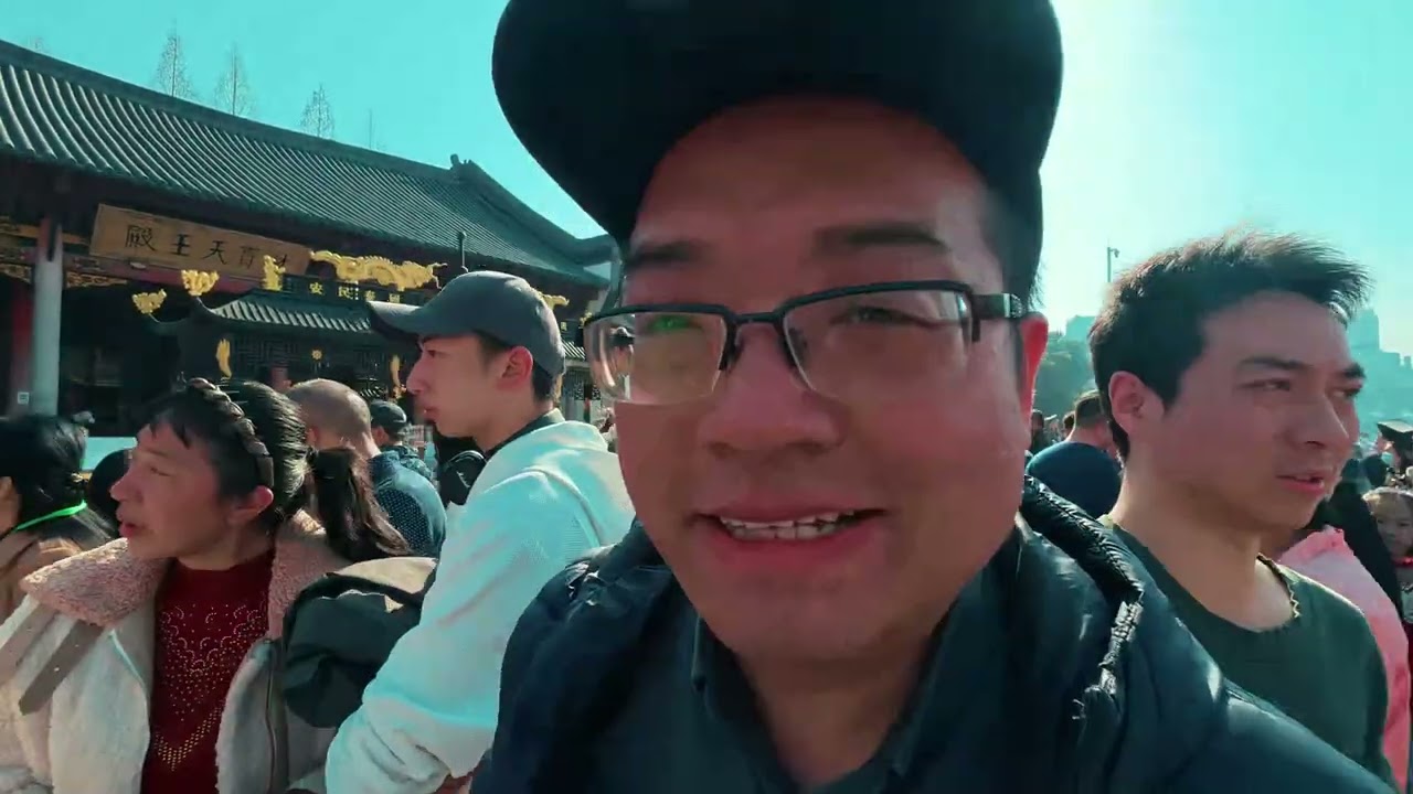 On the fifth day of the Chinese New Year, I went to Guiyuan Temple to pray to the God of Wealth