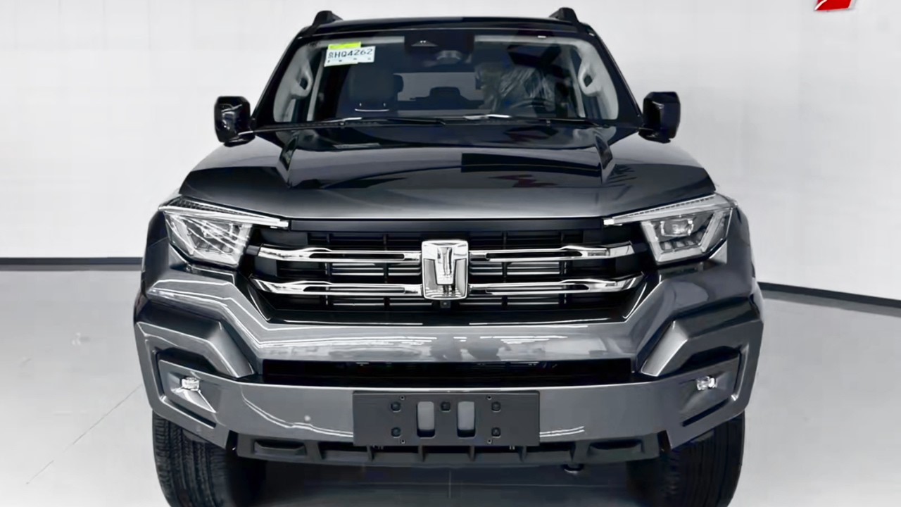 Tank 400 Hi4-T in-depth Walkaround