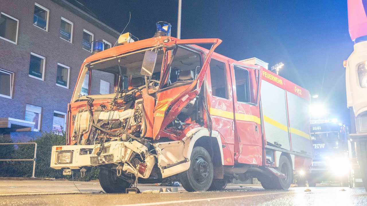 27.09.2021 - Löschfahrzeug auf Einsatzfahrt kollidiert mit LKW - Wohnhaus in Vollbrand