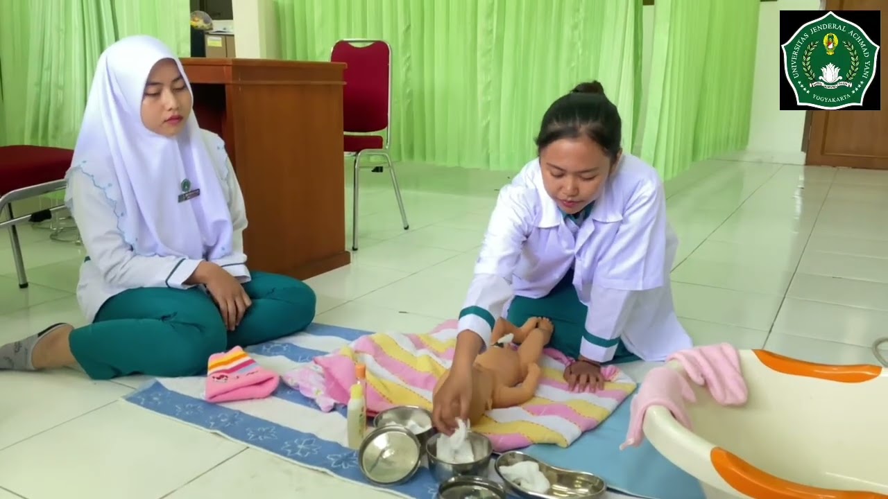Memandikan Bayi dan Perawatan Tali Pusar - Daniela Dewi