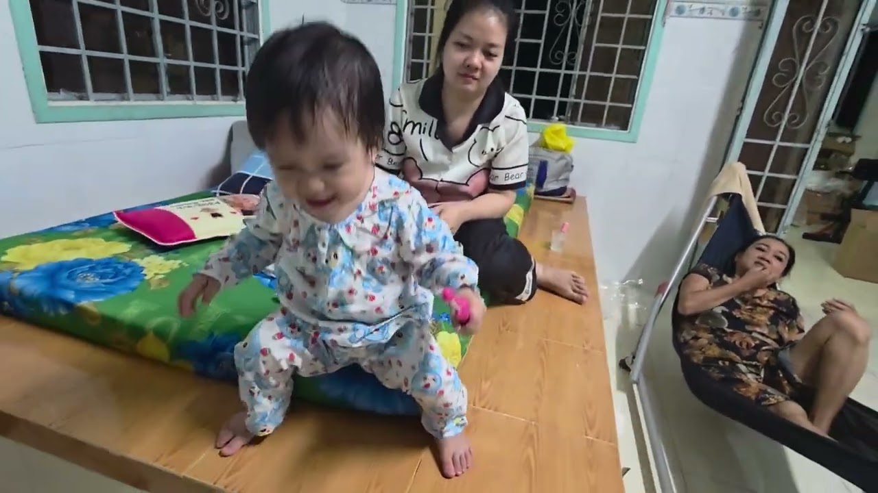 Lần Đầu Tiên PHƯƠNG NHI Tự Tập Đánh Răng